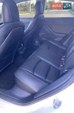 Седан Tesla Model 3 2022 в 