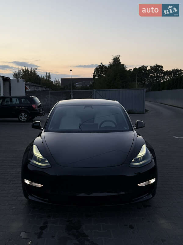 Седан Tesla Model 3 2021 в Луцке