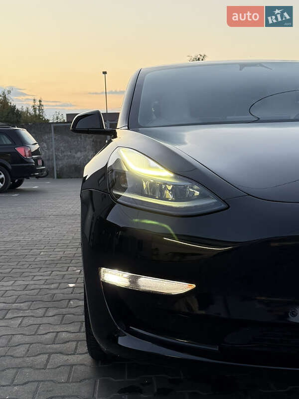 Седан Tesla Model 3 2021 в Луцке