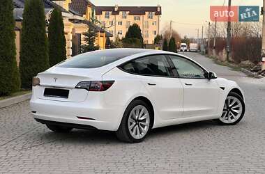 Седан Tesla Model 3 2022 в 
