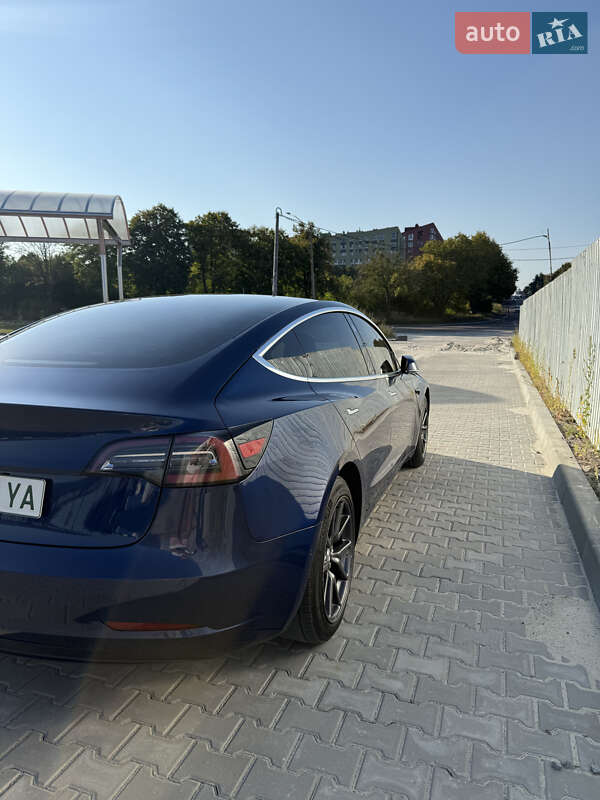 Седан Tesla Model 3 2018 в Ровно