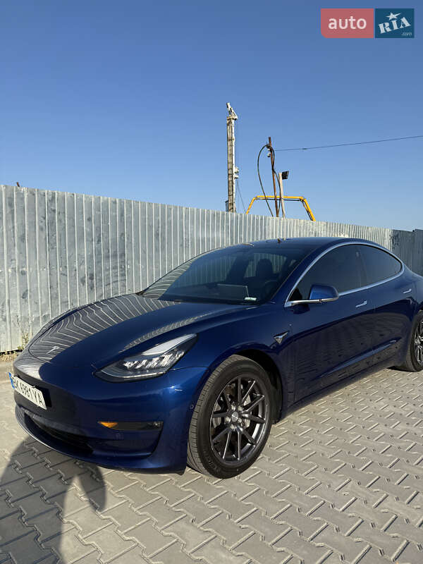 Седан Tesla Model 3 2018 в Ровно