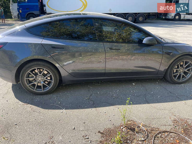 Седан Tesla Model 3 2022 в Кам'янському