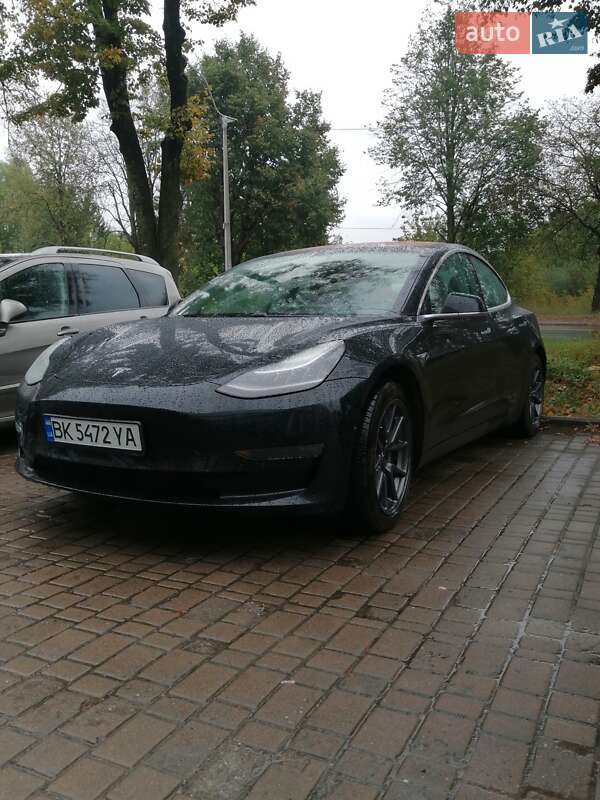 Седан Tesla Model 3 2018 в Рівному