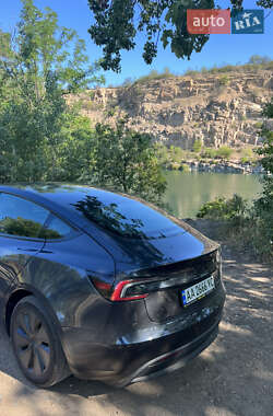 Седан Tesla Model 3 2024 в 