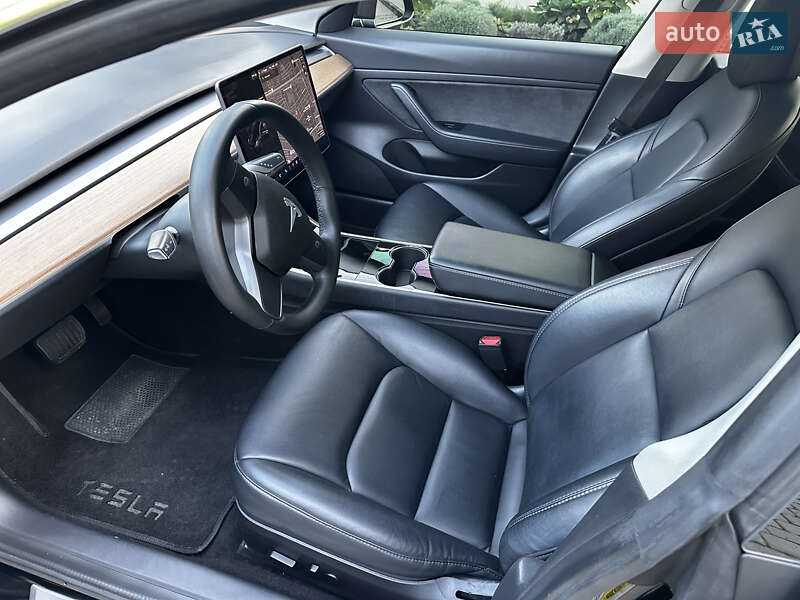 Седан Tesla Model 3 2020 в Львові