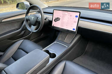 Седан Tesla Model 3 2022 в 