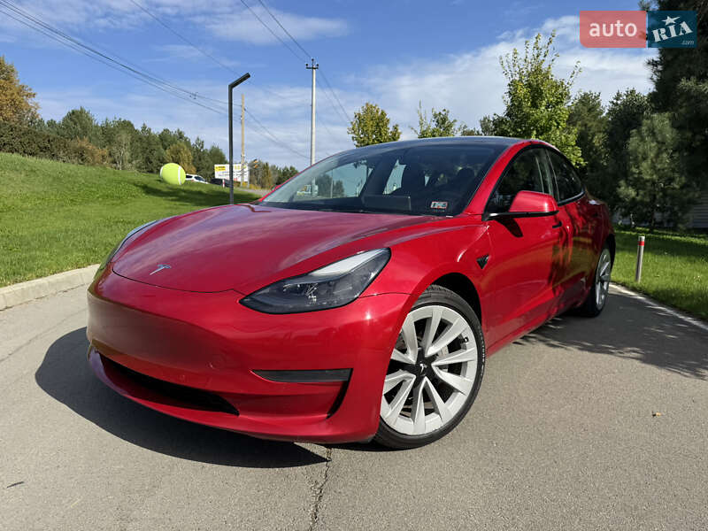 Седан Tesla Model 3 2022 в 