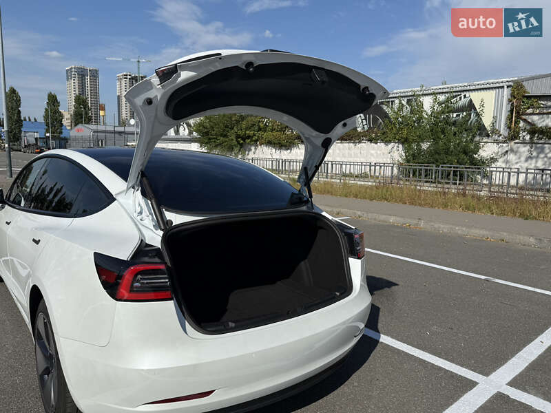 Седан Tesla Model 3 2021 в Киеве