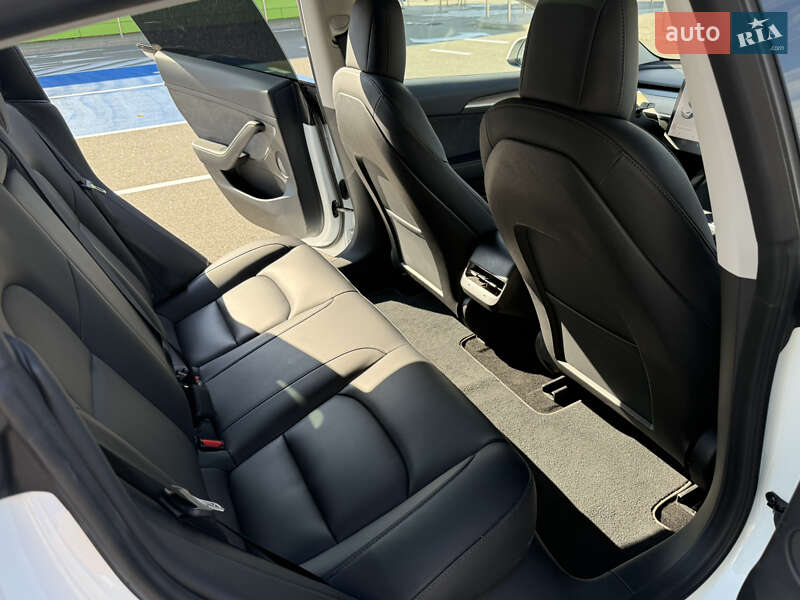 Седан Tesla Model 3 2021 в Киеве