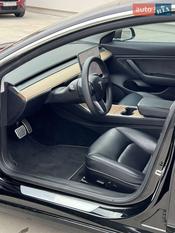 Седан Tesla Model 3 2019 в Луцке