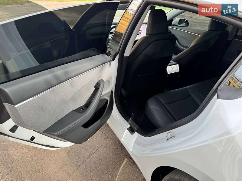 Седан Tesla Model 3 2024 в Чернигове