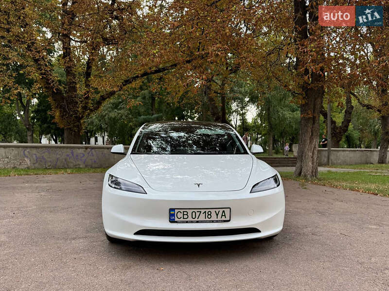 Седан Tesla Model 3 2024 в Чернигове