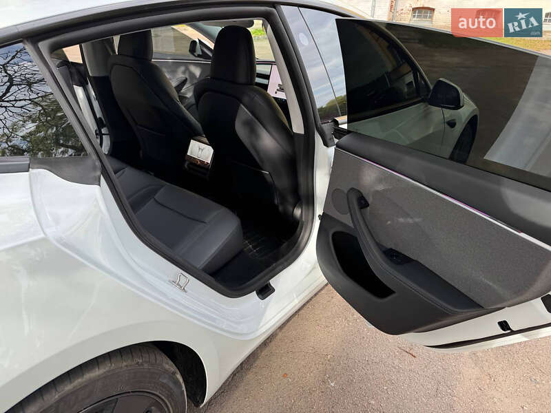 Седан Tesla Model 3 2024 в Чернигове