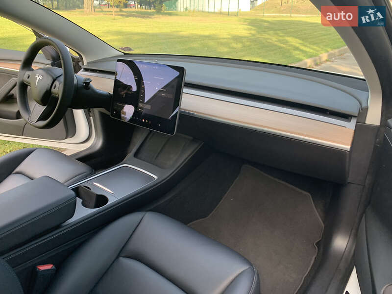 Седан Tesla Model 3 2021 в Києві