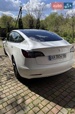Седан Tesla Model 3 2022 в 
