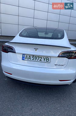 Седан Tesla Model 3 2023 в 