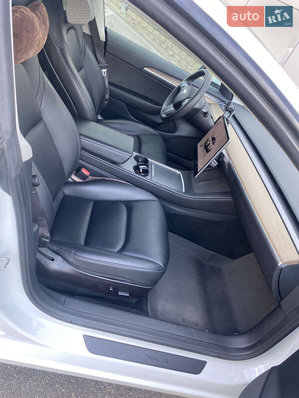 Седан Tesla Model 3 2023 в Броварах
