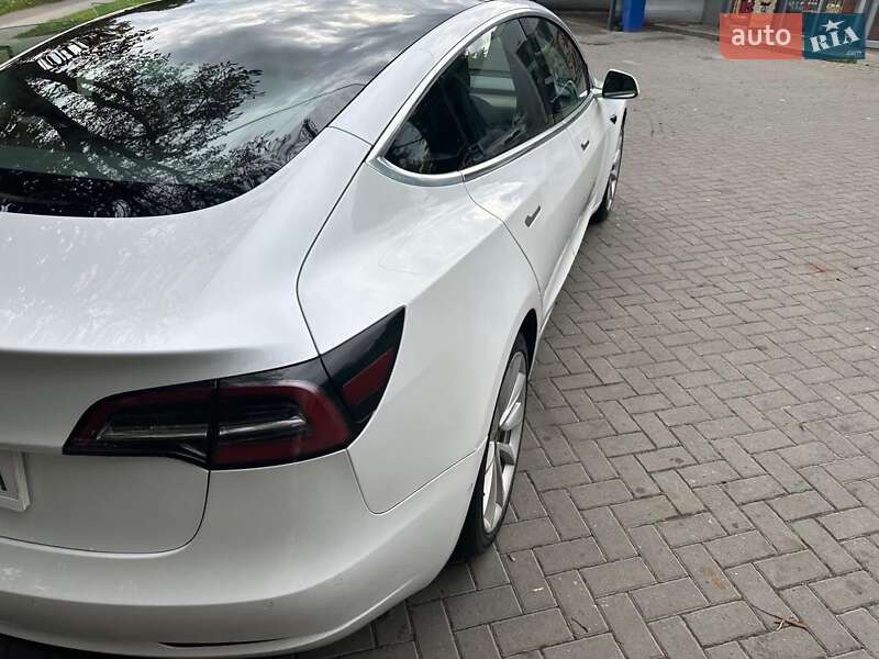 Седан Tesla Model 3 2019 в Львові