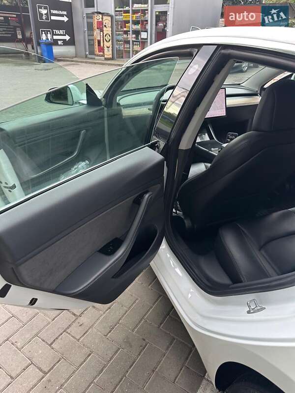 Седан Tesla Model 3 2019 в Львові