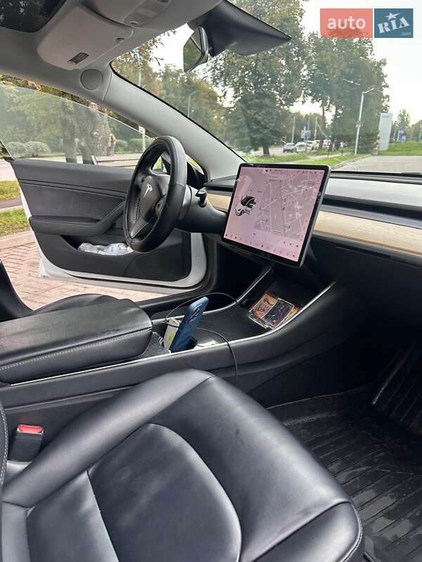 Седан Tesla Model 3 2019 в Львові