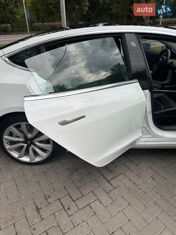 Седан Tesla Model 3 2019 в Львові