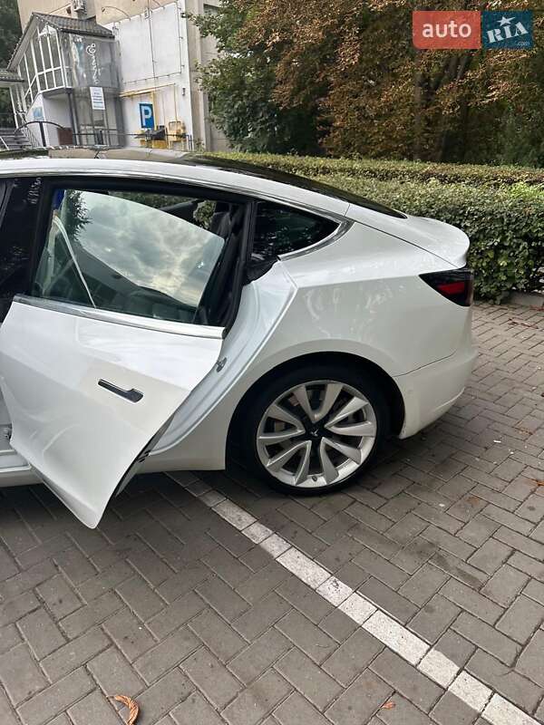 Седан Tesla Model 3 2019 в Львові