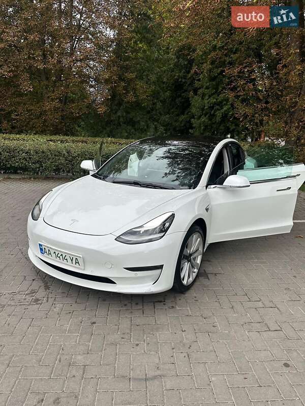 Седан Tesla Model 3 2019 в Львові