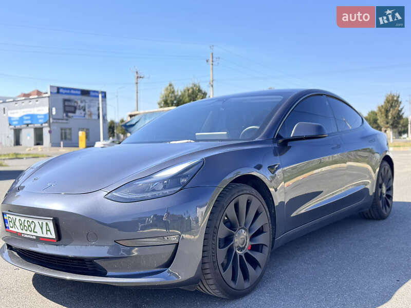 Седан Tesla Model 3 2023 в Буче