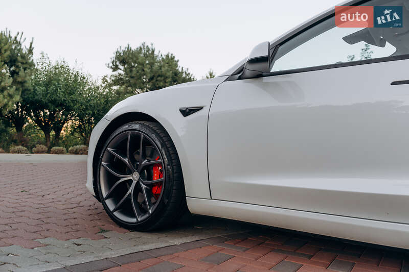 Седан Tesla Model 3 2023 в Чернівцях