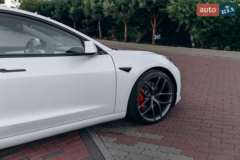 Седан Tesla Model 3 2023 в Чернівцях