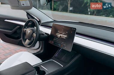 Седан Tesla Model 3 2023 в 