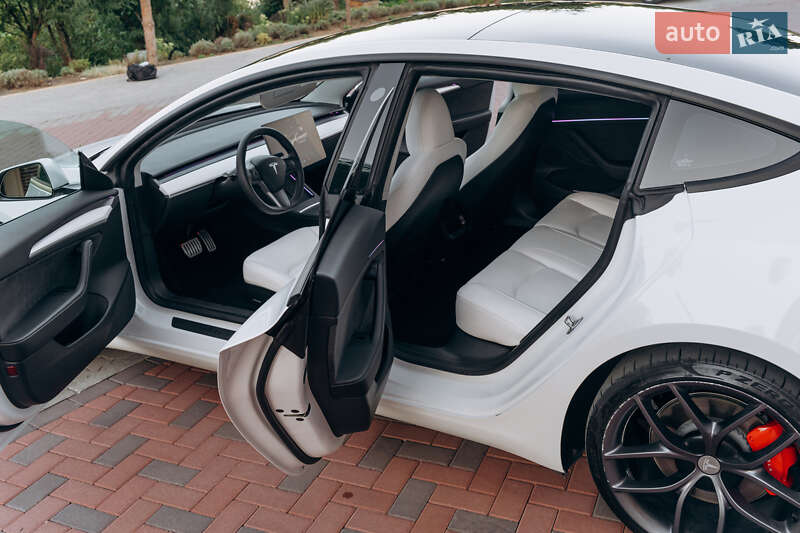 Седан Tesla Model 3 2023 в Чернівцях