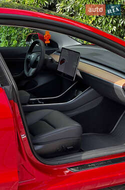 Седан Tesla Model 3 2020 в 