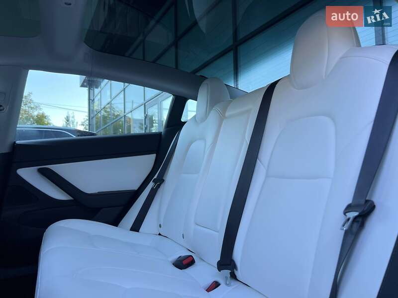 Седан Tesla Model 3 2020 в Івано-Франківську