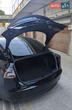 Седан Tesla Model 3 2021 в 