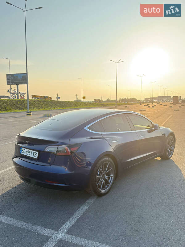 Седан Tesla Model 3 2018 в Львові