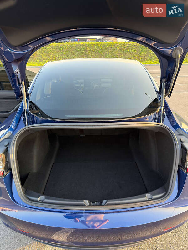 Седан Tesla Model 3 2018 в Львові