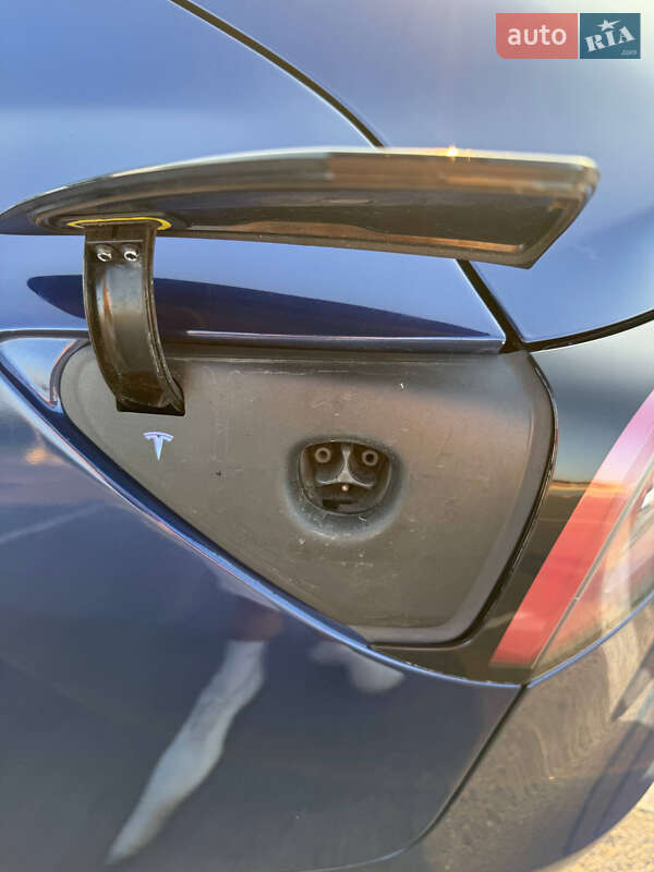 Седан Tesla Model 3 2018 в Львові