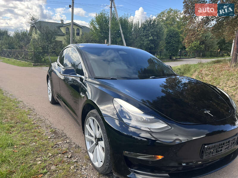 Седан Tesla Model 3 2018 в Долині