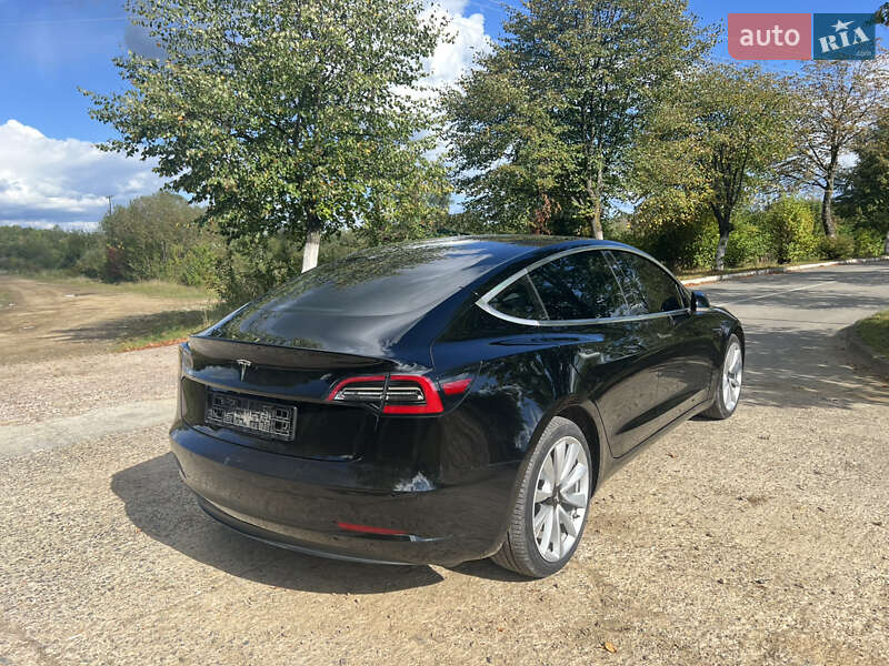Седан Tesla Model 3 2018 в Долині