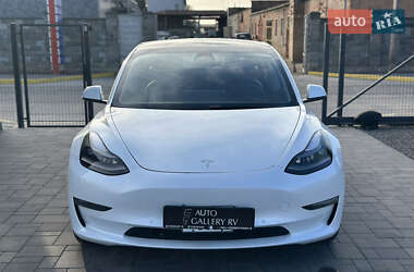 Седан Tesla Model 3 2022 в 