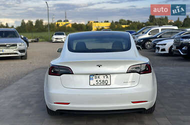 Седан Tesla Model 3 2022 в 