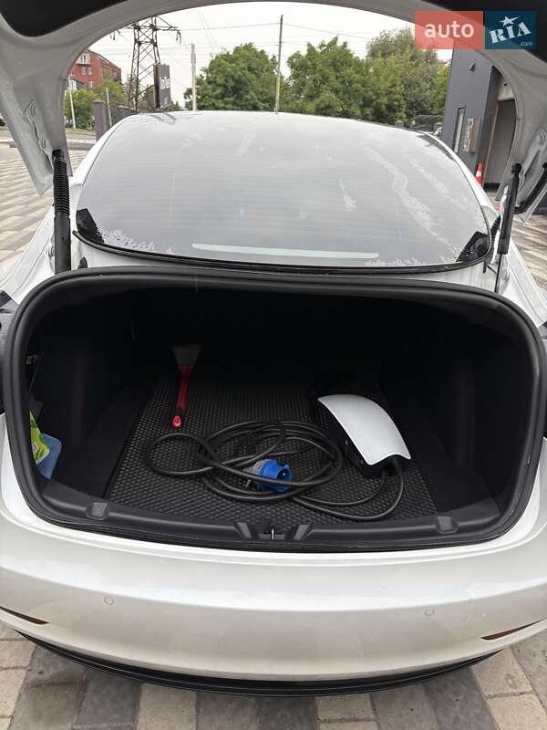 Седан Tesla Model 3 2021 в Львові