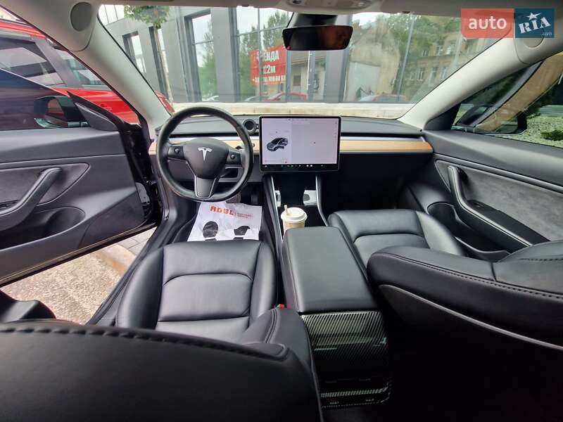 Седан Tesla Model 3 2018 в Львове