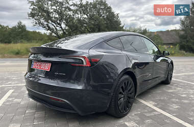 Седан Tesla Model 3 2024 в 