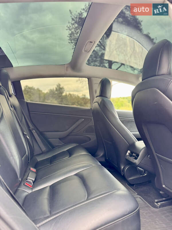 Седан Tesla Model 3 2019 в Ужгороде