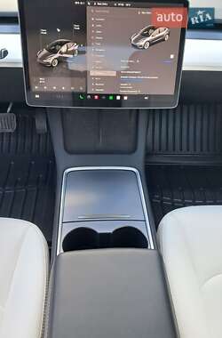 Седан Tesla Model 3 2023 в 