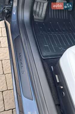 Седан Tesla Model 3 2023 в 