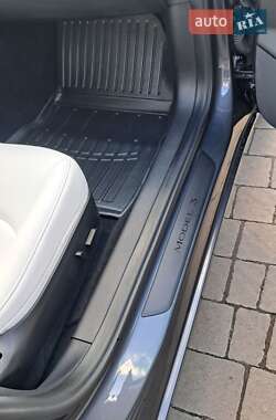 Седан Tesla Model 3 2023 в 